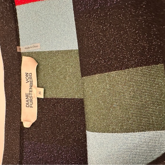 DIANE VON FURSTENBERG
Midi Knit Metallic Pencil Skirt, button top set
SzM - Picture 13 of 15